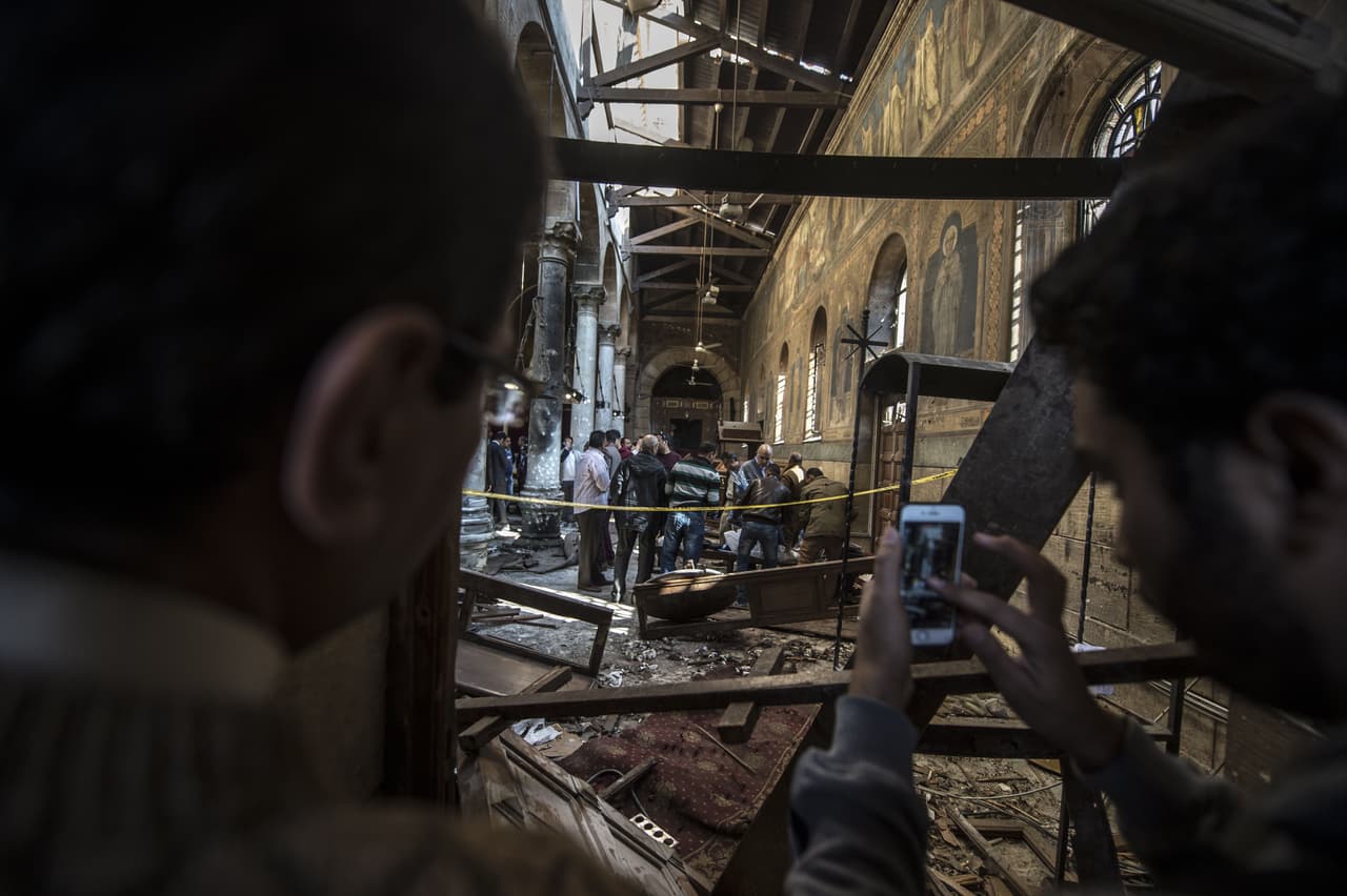 Las fuerzas de seguridad egipcias y miembros del clero inspeccionan la escena de la explosión.