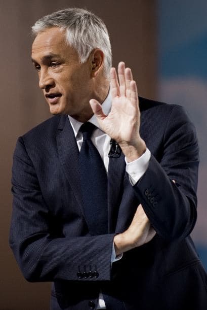 Ante una pregunta del moderador Jorge Ramos, el gobernante admitió que en la última década los fondos para defensa aumentaron más que los educativos, pero destacó que su proyecto de presupuesto para 2012 incluye un incremento de 10% para educación.