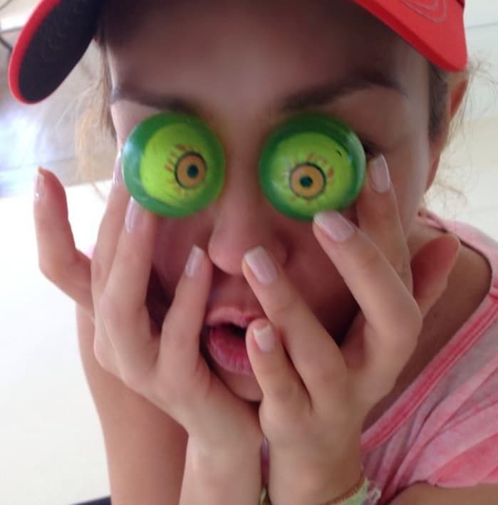 Thalía nació el 26 de agosto de 1971 y es la menor de cuatro hermanas y, como todo el mundo sabe, tiene los ojos color verde alienígena.