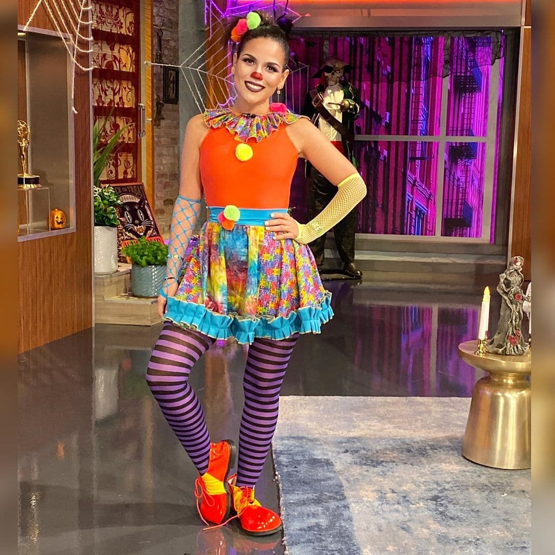 Karina Banda eligió como color principal para su disfraz el naranja, que combinó con medias a rayas negro con morado.
