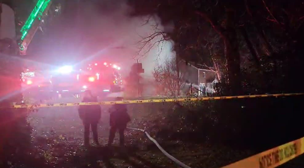 Reportan explosión en una casa de Arlington donde se encontraba la policía