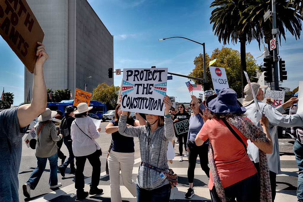 El mayor reclamo de los manifestantes congregados en Los Ángeles fue 
<b><a href="https://www.univision.com/noticias/politica/elon-musk-datos-fiscales-millones-rivales-politicos-trump" target="_blank">que se respete la Constitución de los Estados Unidos</a></b>.