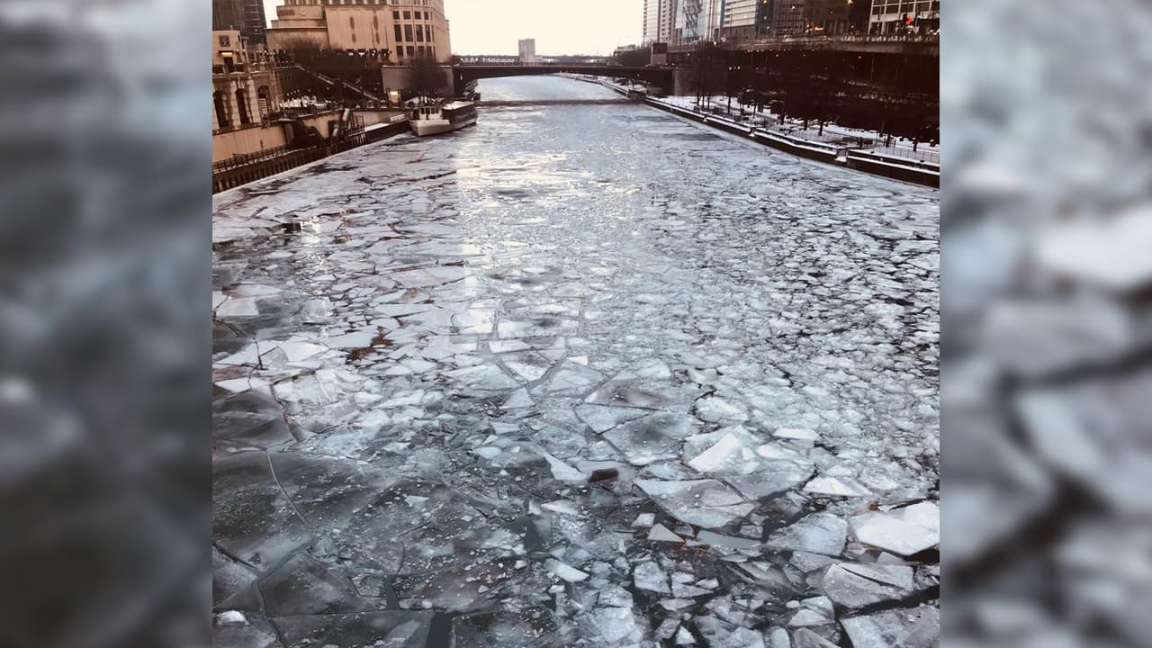En Invierno, la nieve y el hielo en el Lago Michigan y el Río Chicago son dignos de admirar.