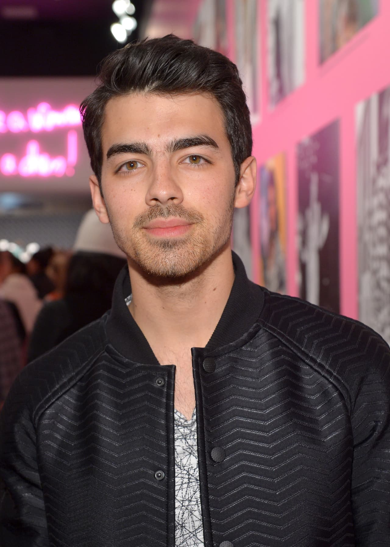 Joe Jonas decidió seguir los pasos de su hermanos y en 2010 anunció que también trabajaría como solista.