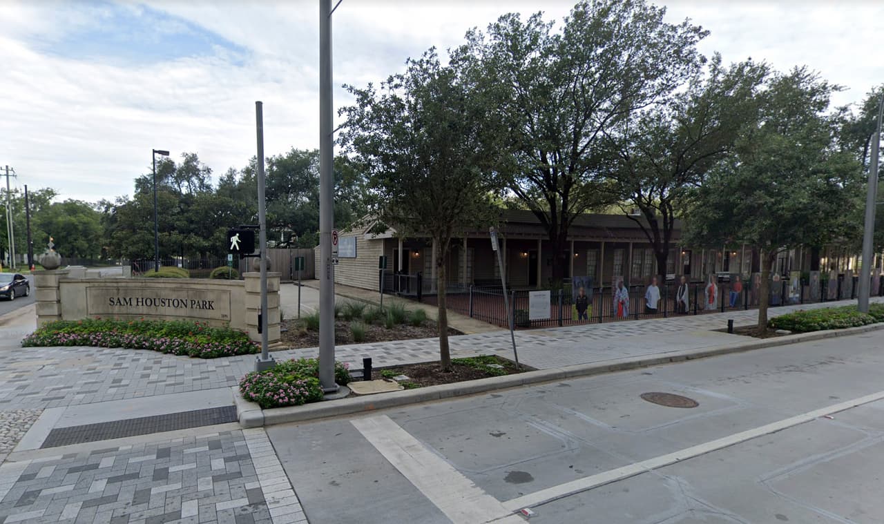 En el Museo de Historia en el parque Sam Houston, te puedes casar por solo 60 dólares si quieres hacerlo al aire libre.