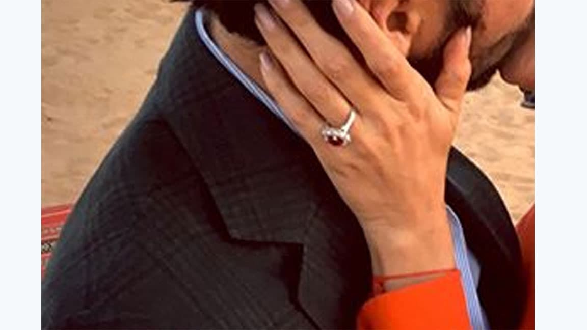 Además de admirar lo enamorado que están los novios, pudios ver la hermosa sortija que José Antonio dio a Eva. No se trata de un tradicional diamante, la actriz recibió un Rubí Sangre de Pichón, una joya muy especial.