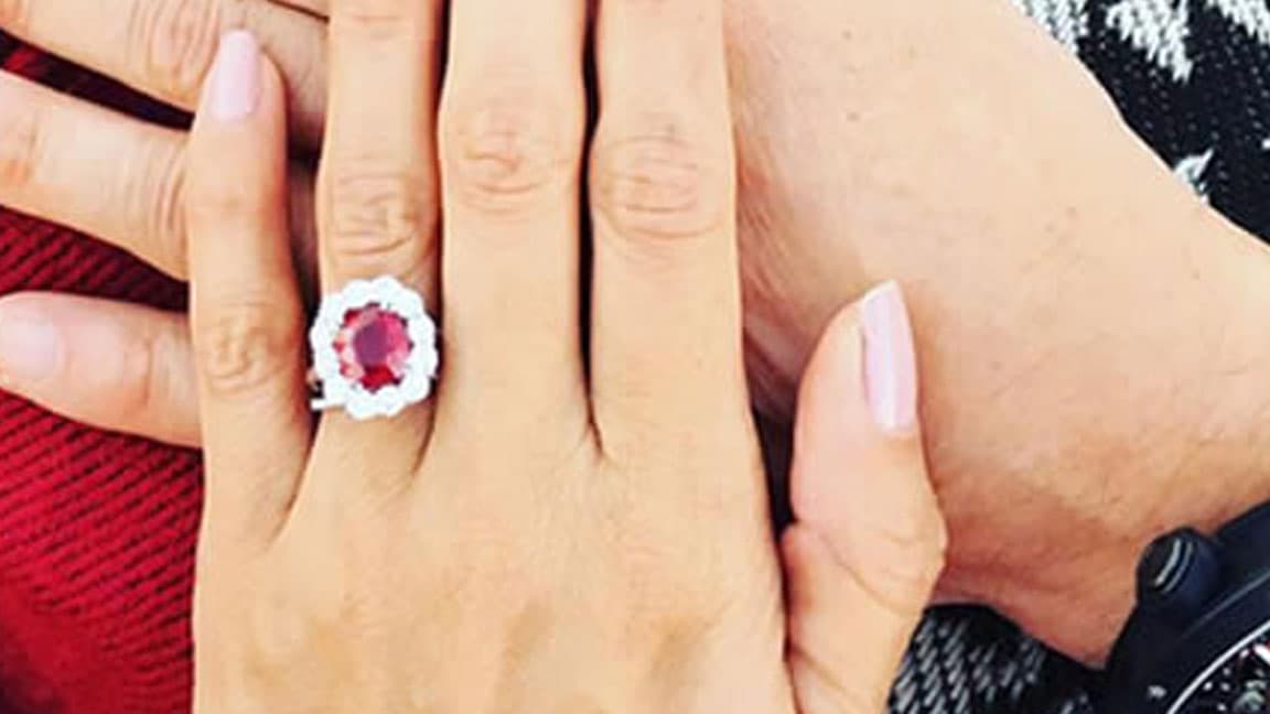 Esta joya no es nada barata, es más, resulta más costosa que los diamantes. Fue creada por la reconocida firma de joyeros 'Berger Joyeros' y el novio estuvo inmerso en cada paso de su diseño.