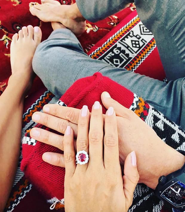 El Rubí Sangre de Pichón fue elegido por Bastón por su romántico y místico significado. Cuenta la leyenda que la piedra tiene ese vibrante color porque surge del corazón de la tierra y simboliza la unión humana con el universo. La persona que porta la joya está protegida de enfermedades y brujerías y por supuesto es un símbolo de amor eterno.