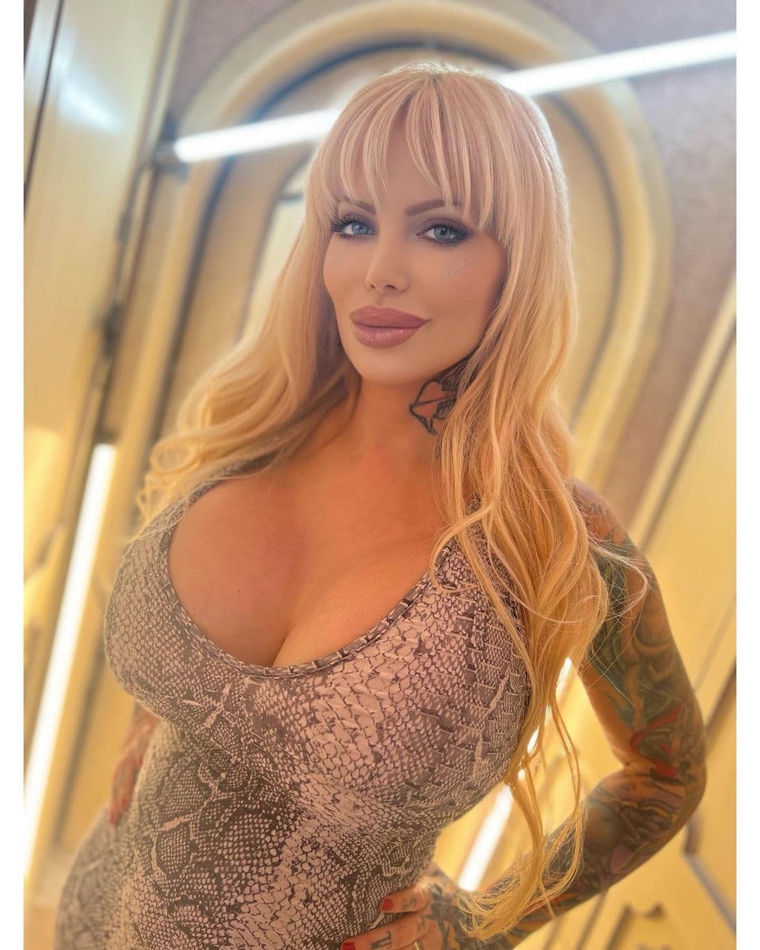 <b>#10 Sabrina Sabrok</b>
<br>La modelo de ‘La hora pico’ se ha sometido a múltiples cirugías y retoques estéticos durante años que desafortunadamente están teniendo un efecto negativo en su salud, entre ellos tener parálisis facial.