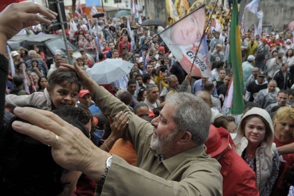 En busca de votos de indecisos, los principales candidatos salieron a la calle en los principales colegios electorales del país, los estados de Rio de Janeiro, Minas Gerais y Sao Paulo, donde el propio Lula participó de una caminata junto a su candidata, Dilma Rousseff, quien fuera su mano derecha en el gobierno.