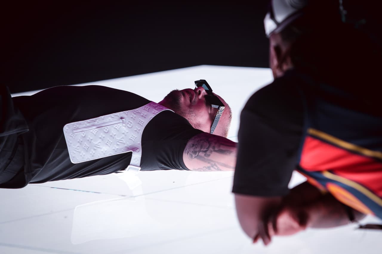 Tanto compromiso quizás explique por qué 
<b>el coreógrafo del show tuvo que tirarse en el suelo con él </b>para coordinar su presentac´ión.