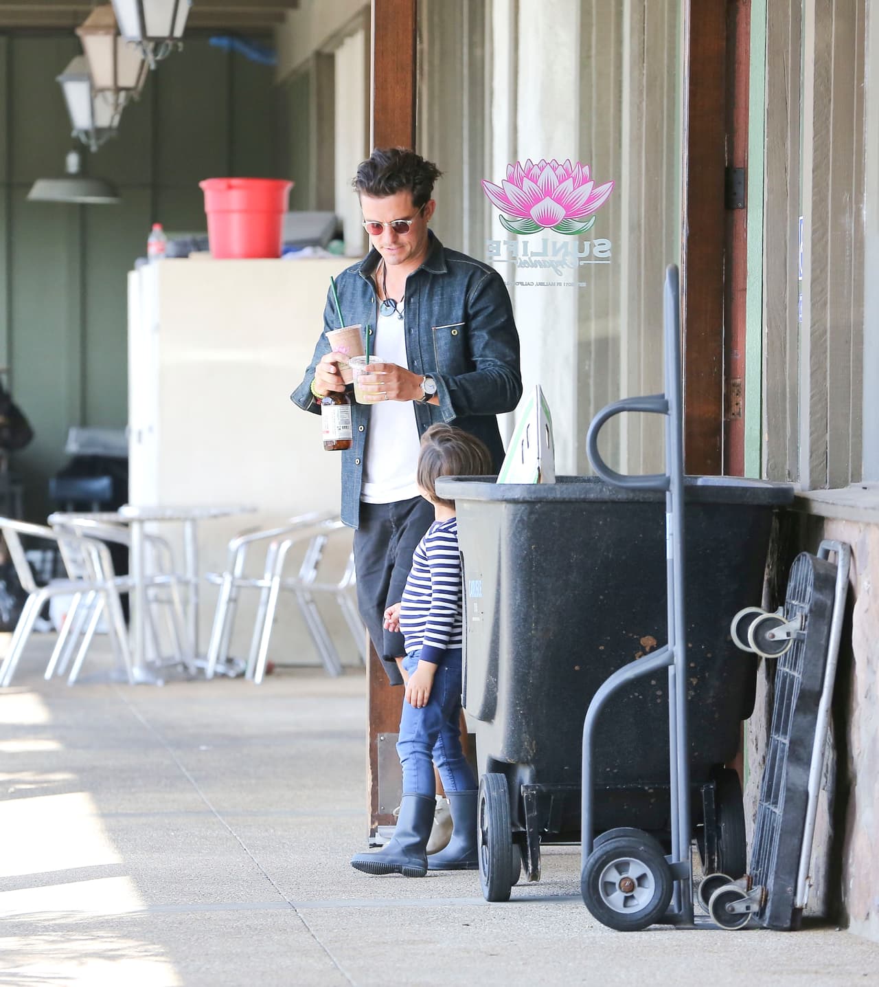 En ningún momento dejaron de tomarse de la mano.