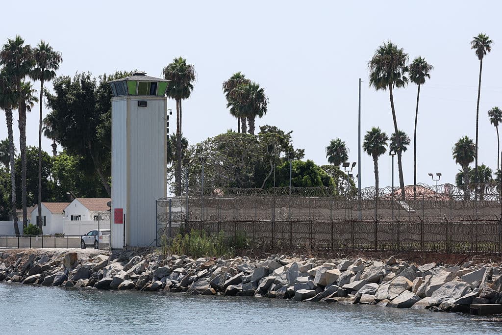 No se especificó la duración del cierre ni las ubicaciones exactas donde serán trasladados los reclusos. La agencia indicó que priorizará mantener a las personas cerca de sus ubicaciones de liberación.