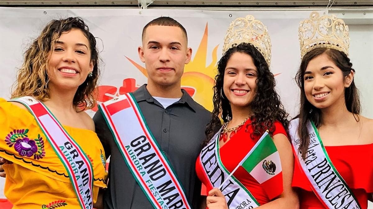 Los jóvenes de Aurora participan aquí en los eventos Aurora Fiestas Patrias 2019. En este 2021 no se llevaron a cabo festividades, pero la Ciudad de Aurora está organizando una serie de actividades de un mes de duración llamada "Aurora Avanzando".