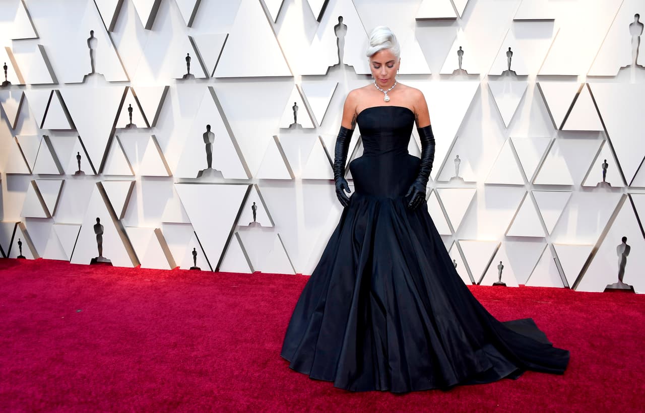 La cantautora y actriz 
<b>Stefani Joanne Germanotta</b>, conocida mundialmente como 
<b>Lady Gaga</b>, llegó este domingo sin pareja a 
<b><a href="https://www.univision.com/famosos/foto-a-foto-la-alfombra-roja-de-los-premios-oscar-2019-fotos">la 91 entrega de los premios Oscar</a></b>, donde aspiraba a los galardones de 'Mejor actriz', por su actuación en 'A Star is Born', y 'Mejor canción', por el tema 'Shallow'.