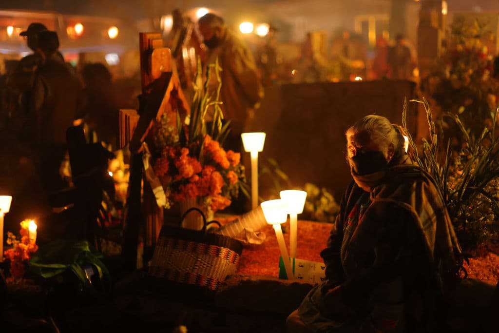 <b>“Al visitante se le abren las puertas y se le da en abundancia</b>, porque gracias a su intercesión con la divinidad (Fieles Difuntos, santos, antepasados), nos han brindado una gran cosecha”, asegura el antropólogo y agrega que “el que venga, sea de aquí o forastero, es convidado, no vaya a ser el muerto disfrazado”.