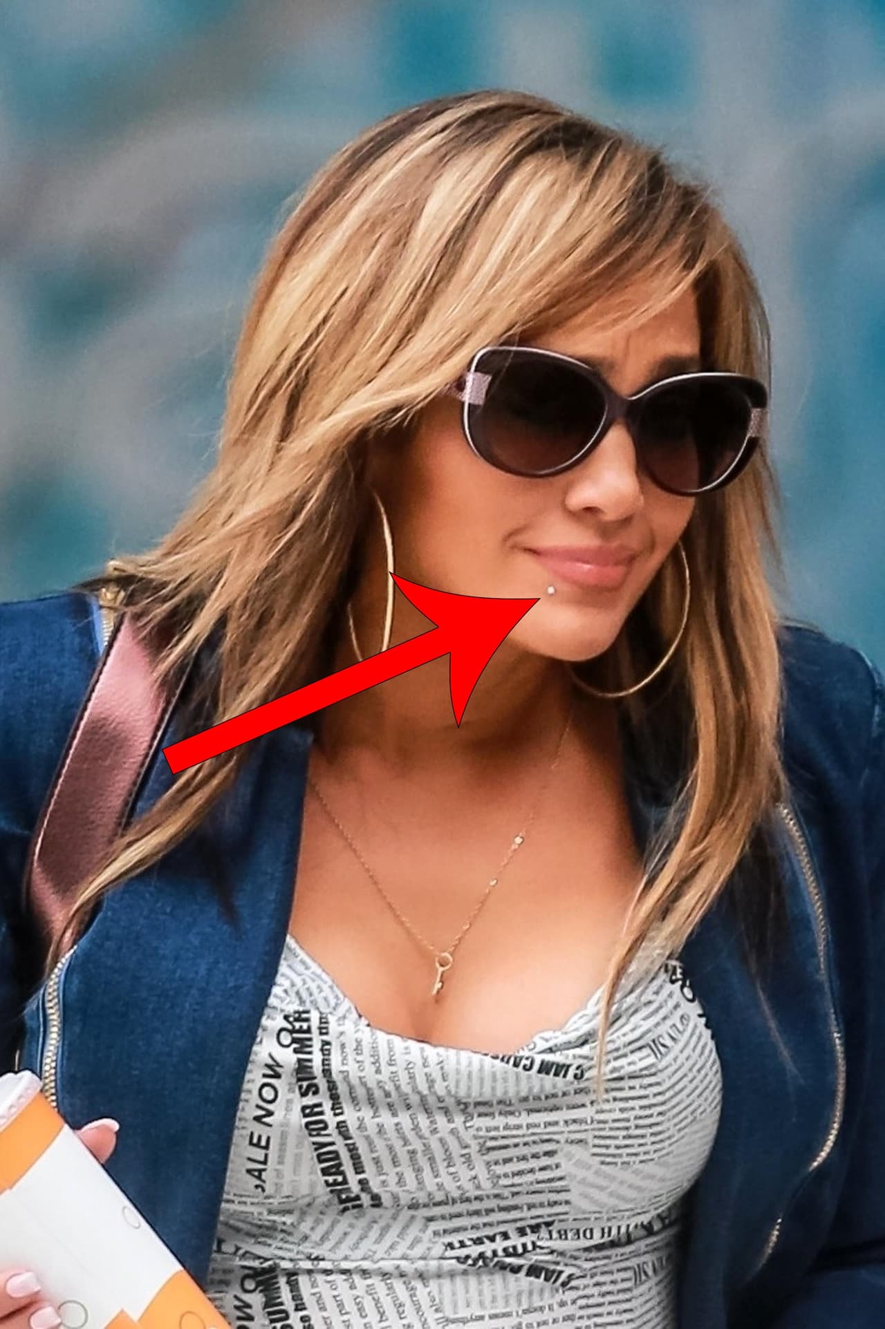 Jennifer López, por su parte, se mantuvo sonriente y sorprendió luciendo un pequeño 'piercing' en la parte izquierda del labio y que parece formar parte de su personaje en 'Hustlers'.