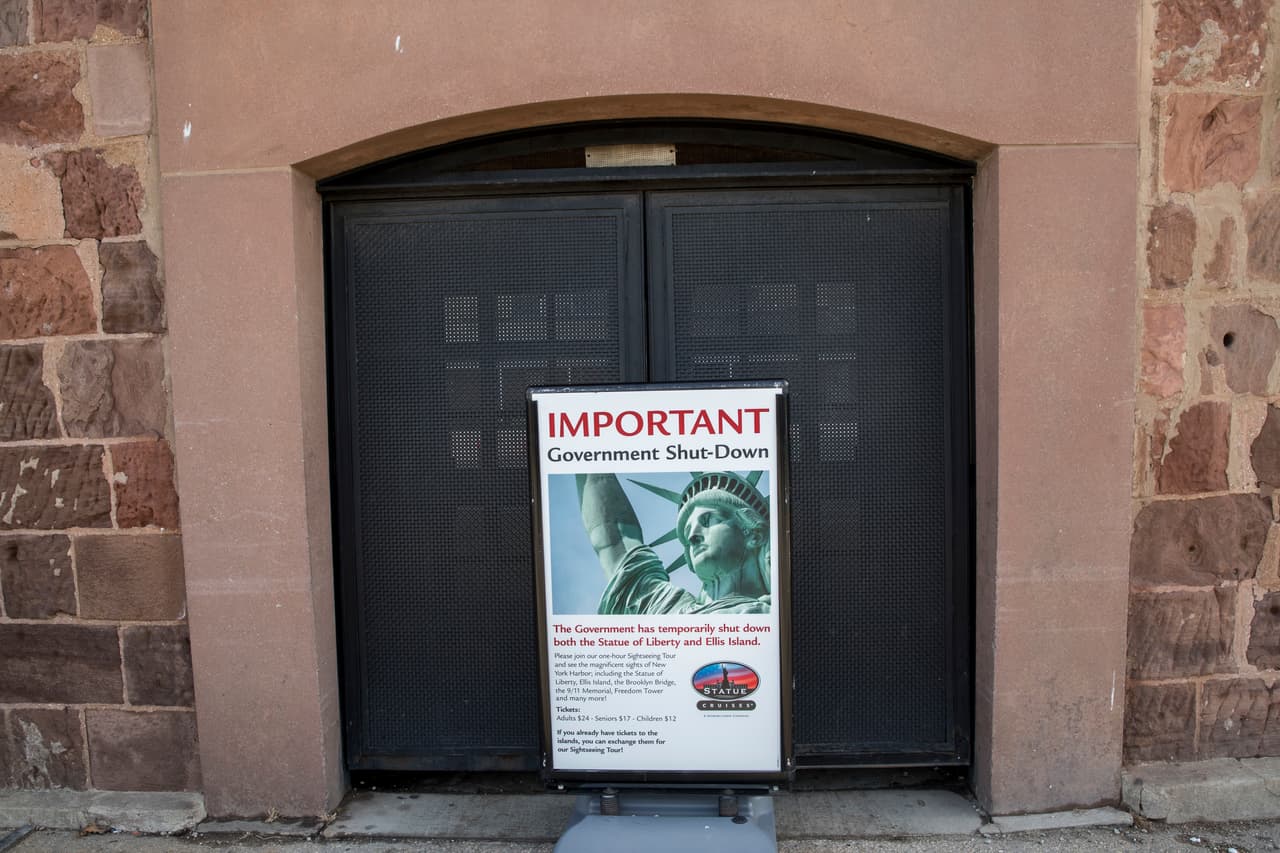 Una pancarta promocionando cruceros para ir a Ellis Island y la Estatua de la Libertad, dos populares sitios turísticos en Nueva York.