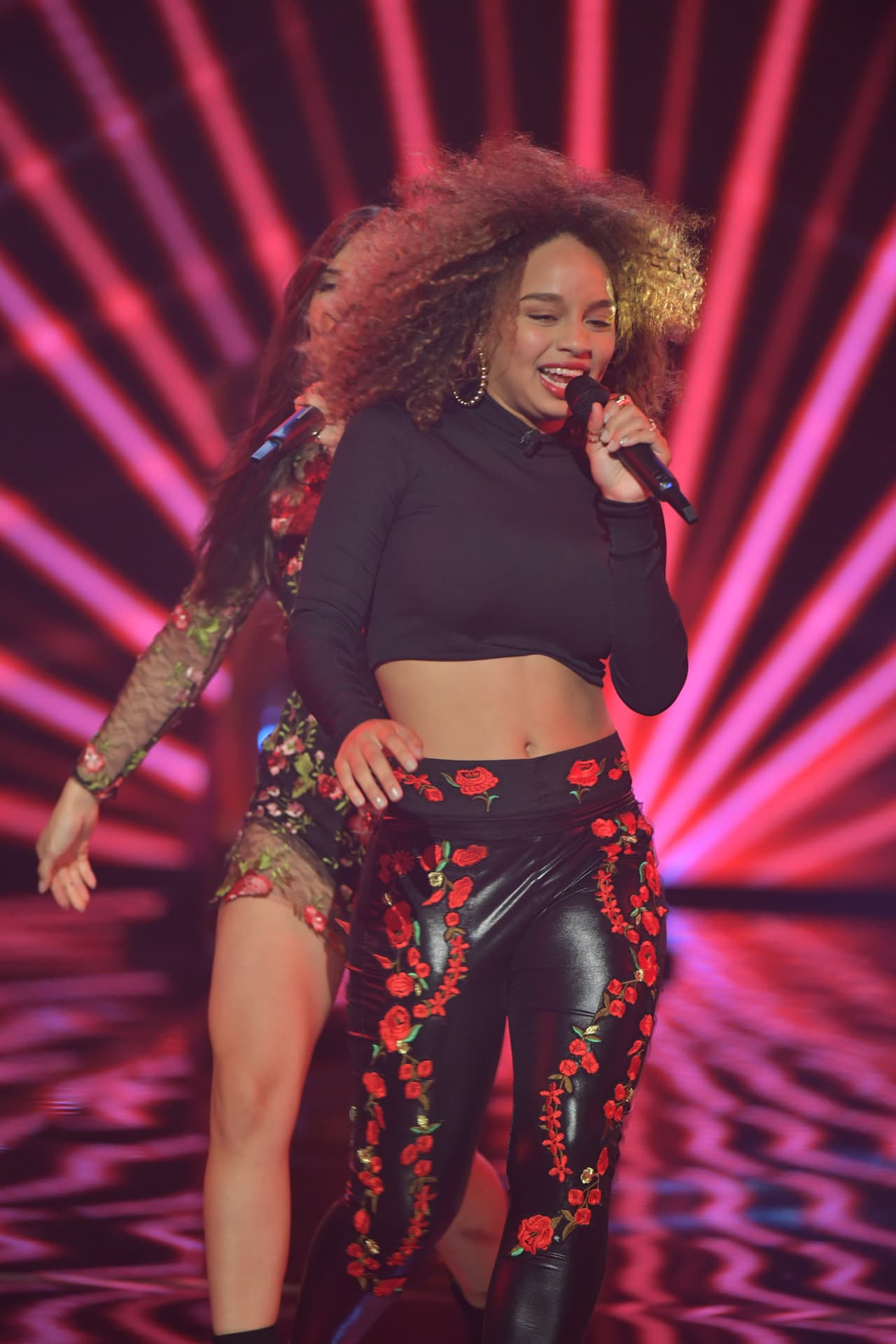 Las prendas ajustadas resaltan la figura de Alondra.