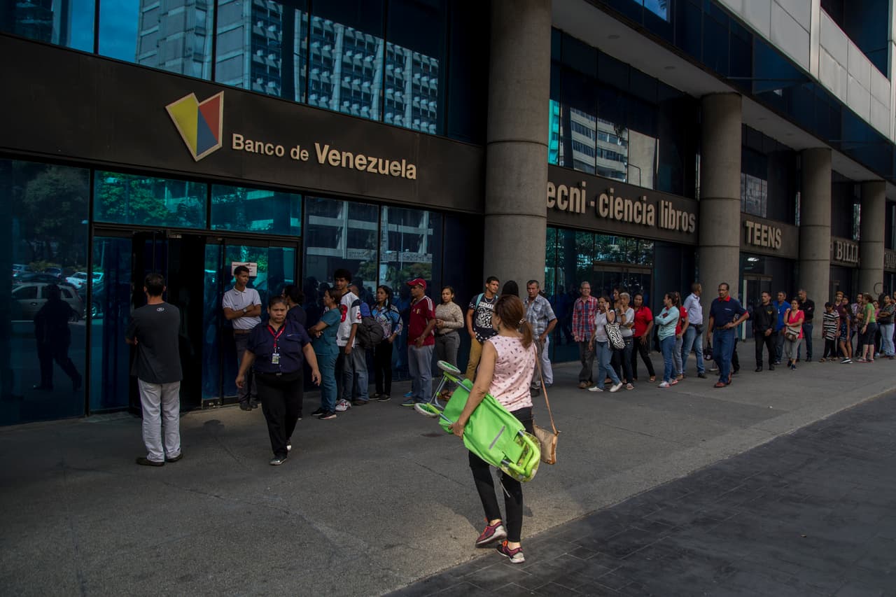 Largas colas en las agencias bancarias se ven desde que se reanudaron las actividades el 14 de marzo. El gobierno de Maduro anunció que las clases comenzarán el próximo lunes.