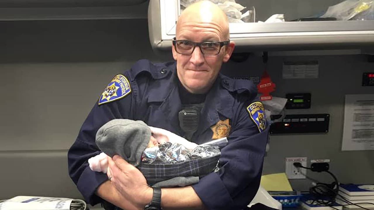 Policía ayuda a una mujer a dar a luz en una autopista de California