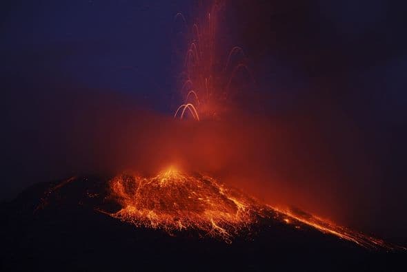 El material incadescente y las cenizas afectaron las zonas de cultivo de los poblados asentados a sus faldas.