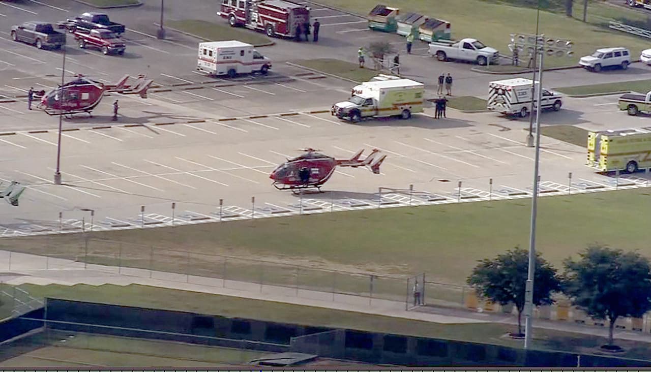 Ed González, alguacil del condado Harris, informó que, además del sospechoso, hay otra persona que está siendo interrogada.