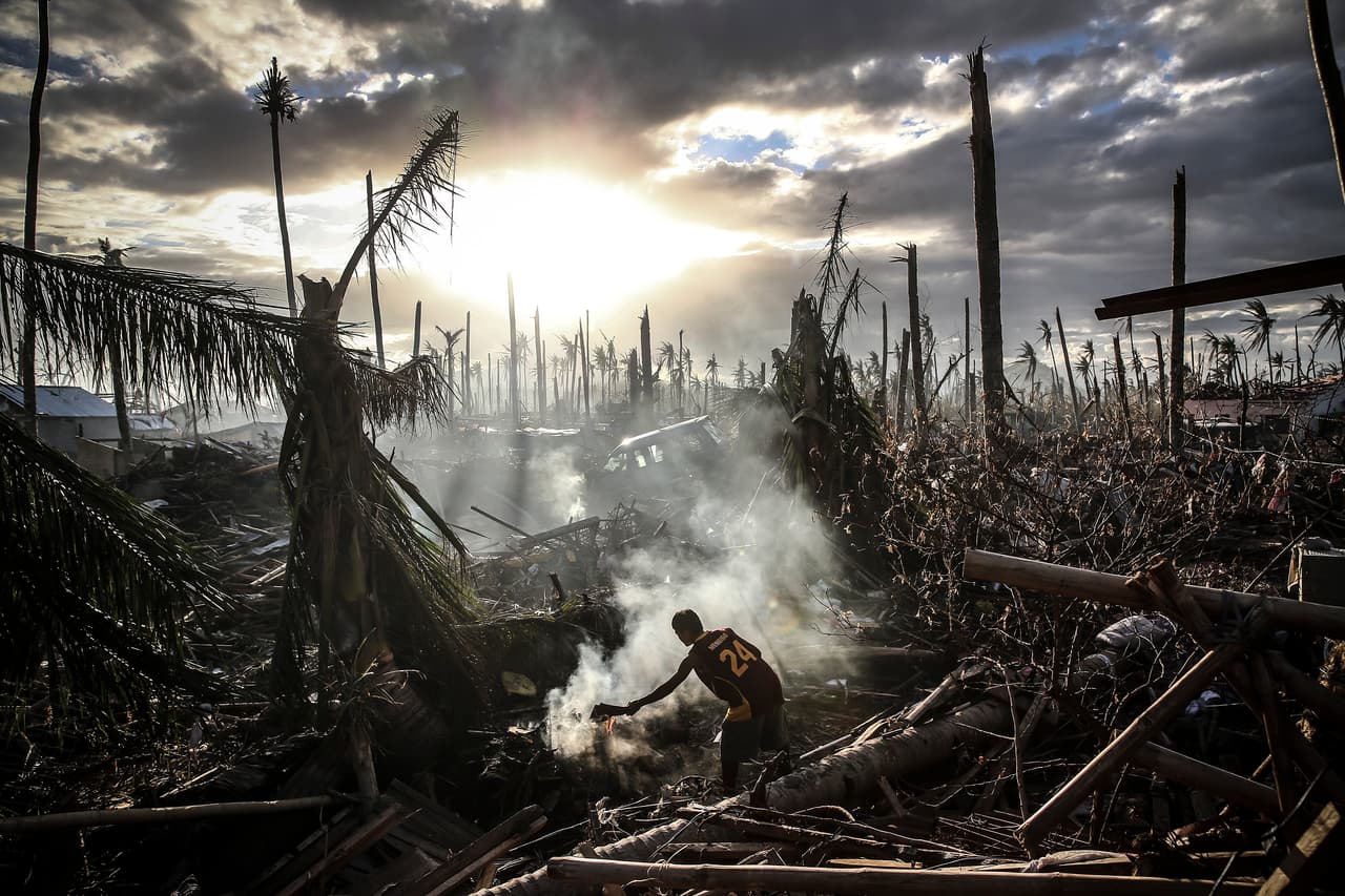 <h3 class="cms-H3-H3">26. Filipinas</h3>
<br>
<br>⛈️ 
<b>Muertes por año debido a desastres naturales, 1960-2022:</b> 16.2 por millón de personas.
<br>
<br>⛈️ 
<b>Tipo de desastre natural más común: </b>Tormentas y tifones (377 desde 1900).
<br>
<br>⛈️ 
<b>Desastre natural más mortal desde 1900: </b>Tifón Haiyan de noviembre de 2013 (7,354 muertes).
<br>
<br>⛈️ 
<b>Población: </b>111 millones de habitantes.
<br>