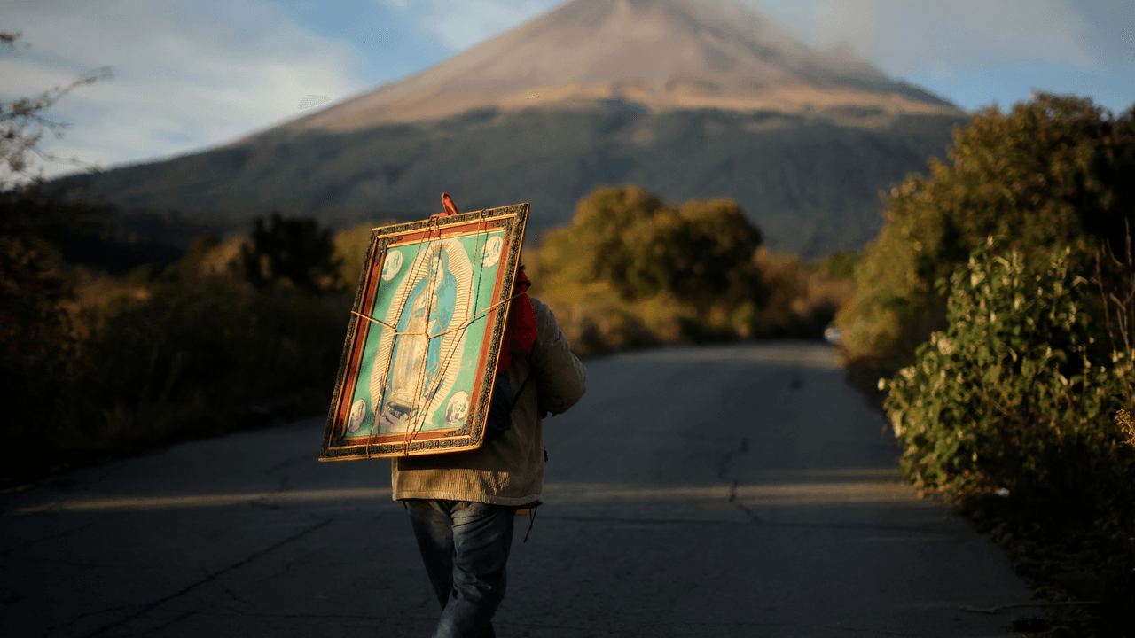 Un peregrino en camino a rendirle devoción a la Virgen de Guadalupe
