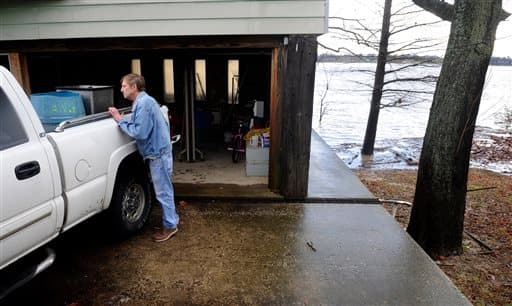 Charles York mira su camioneta mientras la carga con varias de sus pertenencias en un campamento cerca del río Old Henderson Rd en Evansville, Indiana.