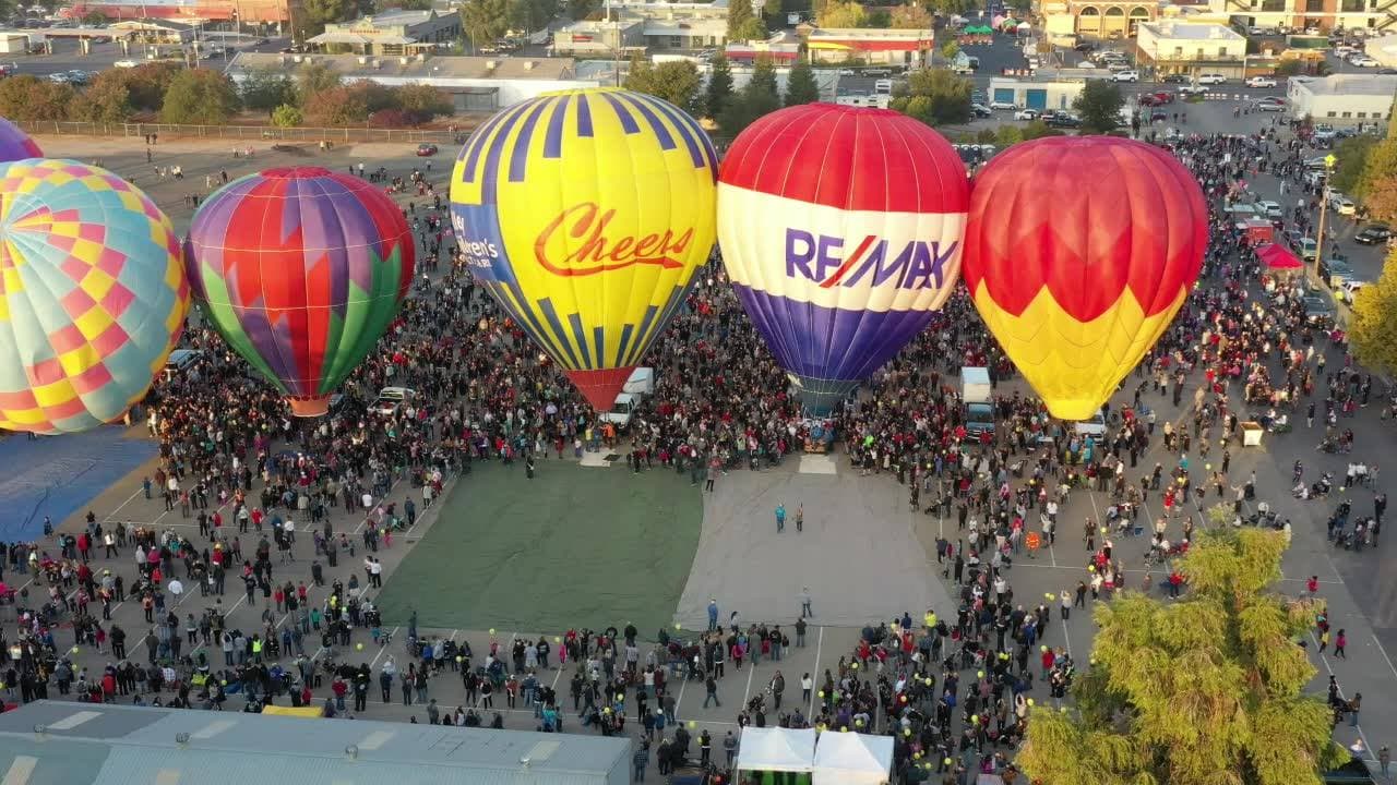 El lanzamiento de globos globos aerostáticos consituye una tradición de la ciudad, que no te puedes perder. Reserva tu lugar, llelga temprano, recomiendan los organizadores.