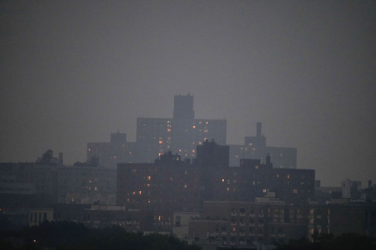 El perfil de la ciudad de Nueva York, visto a través de la niebla, el 6 de junio de 2023, en Nueva York. (AP Foto/Frank Franklin II)