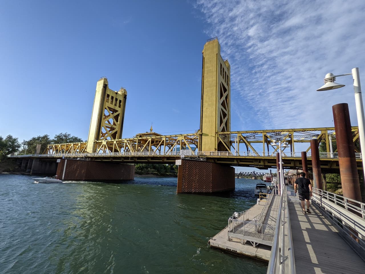 El Tower Bridge de Sacramento está descompuesto; impide el paso de barcos