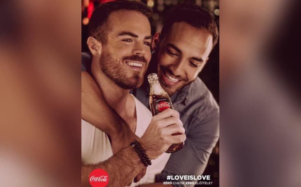Coca Cola retira publicidad con parejas gay tras críticas homófobas