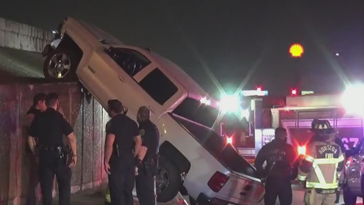 Los bomberos ayudaron al conductor a salir del vehículo y confirmaron que no sufrió ninguna lesión.