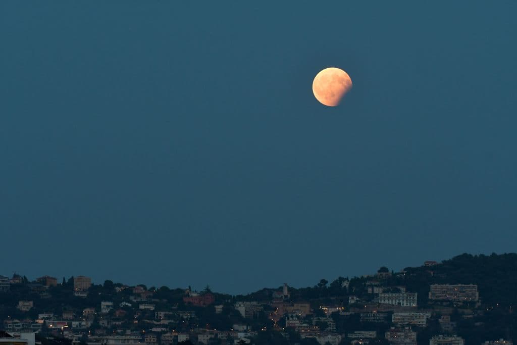 Con la Luna llena en Acuario fue como ocurrió el último eclipse de Luna del año, cuya energía sigue impactando y ayuda a tomar las mejore decisiones.