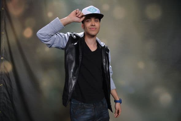 Él es feliz cantando. ¡Sus fans son más felices cuando lo ven en el escenario!