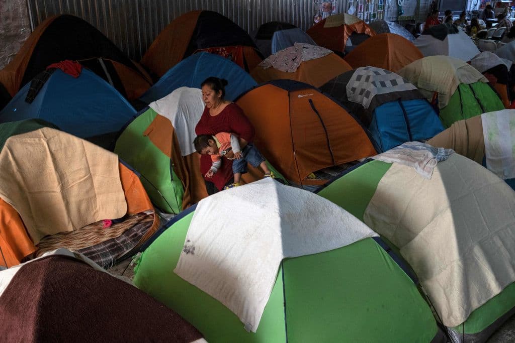 "Nos dio papeles y ya": solicitantes de asilo y organizaciones cuestionan las cifras de AMLO sobre migrantes en la frontera y critican su desempeño