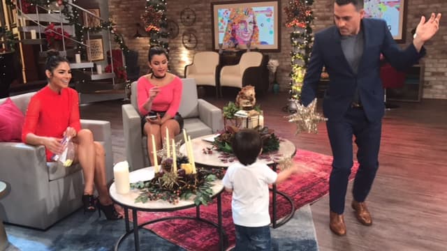 Carlos Calderon se puso a bailar con él
<br>