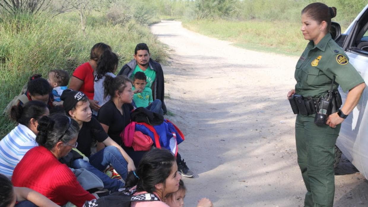 Trump contempla el uso de instalaciones militares para detener a indocumentados 