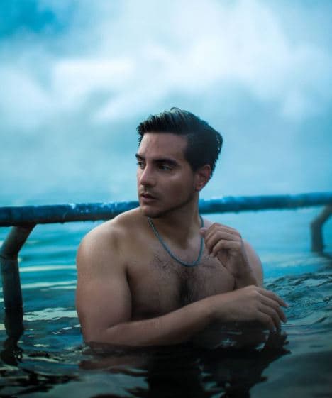 <b>Vadhir Derbez</b>
<br>Se trata del segundo hijo del comediante mexicano con Silvana Prince. Desde pequeño mostró gran interés por la actuación, ya que a los 6 años debutó en el programa de su papá ‘Derbez en Cuando’ (1997). Desde entonces trabajó mucho para consolidar su carrera.