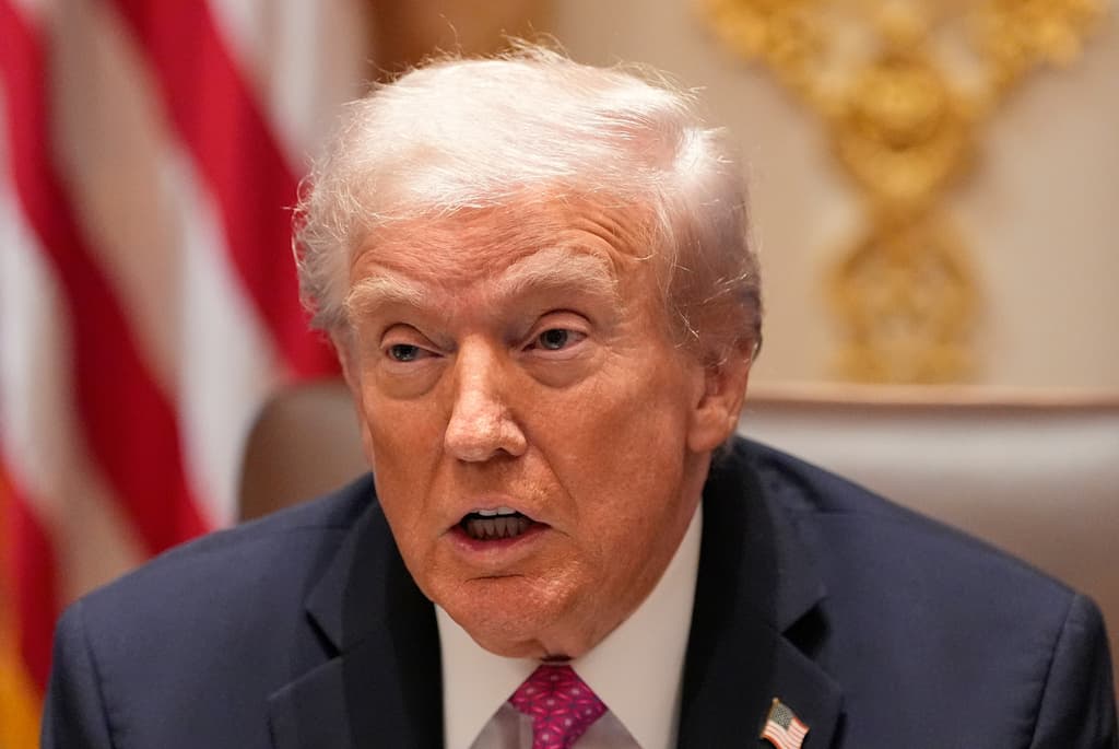 Trump firma la ley que fuerza al gobierno a publicar los 'archivos Epstein', a la que tanto se opuso