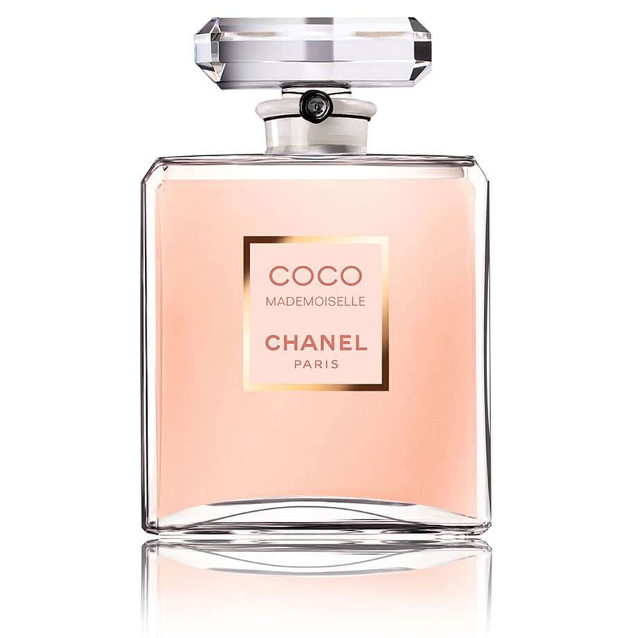 <b>Coco Mademoiselle, de Chanel </b>
<br>Al parece fue uno de los perfumes favoritos en Estados Unidos a juzgar por las cinco estrellas con las que lo califican los compradores de Nordstrom y Sephora que lo ubican como el tercero mejor vendido del año. Todo un bestseller, lanzado en 2001, hecho de
<b> </b>notas frutales cítricas de naranja, mandarina, flor de azahar del naranjo y bergamota.
<br>