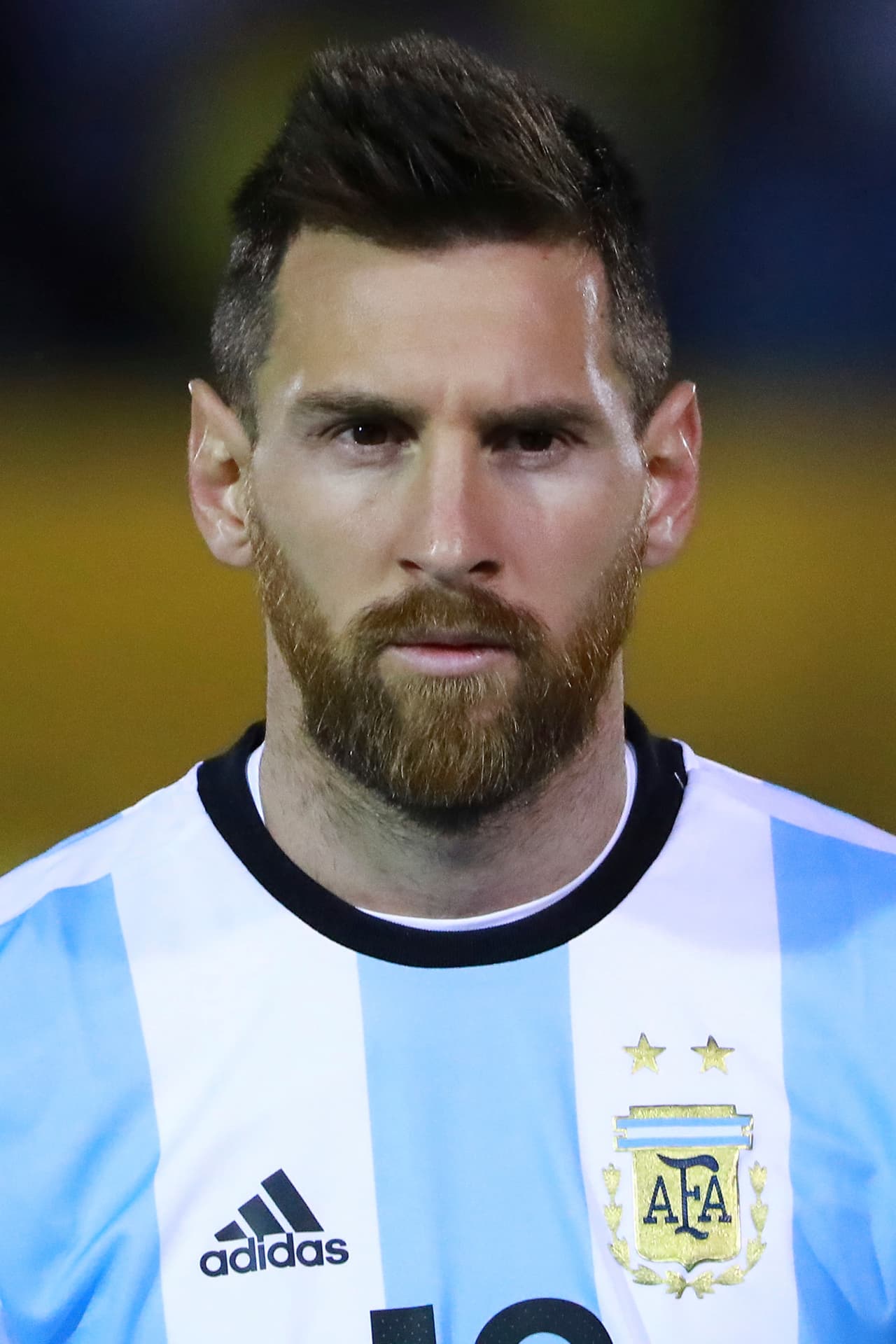 Como también de amargura cada vez que fue a la selección de Argentina y las cosas no salían bien. Con este look enfrentó las últimas fechas de las Eliminatorias en las que la Albiceleste se clasificó sufriendo a Rusia 2018.