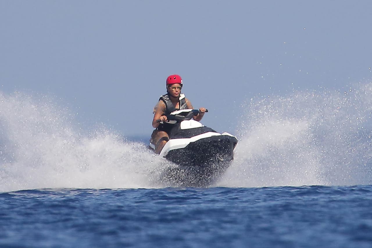 La intérprete de 'Halo' se aventuró a montarse en una moto acuática.