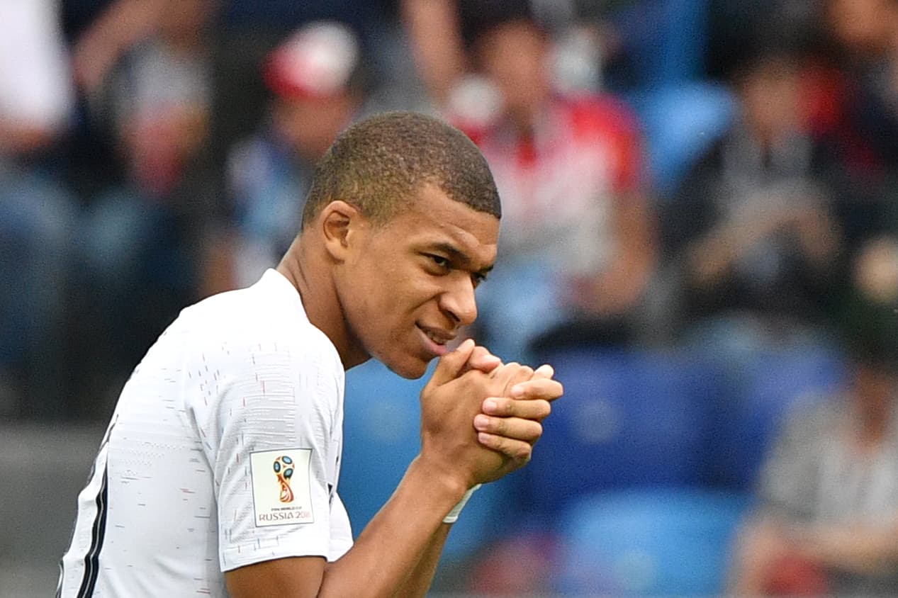 Encabezando la lista de los futbolistas con tres goles, el francés Kylian Mbappe, que no pudo anotar frente a los uruguayos en el juego de cuartos de final disputado en Nizhny Novgorod.
