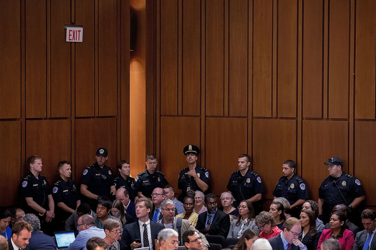 <h3 class="cms-h3-H3">Más policía que nunca: </h3>para lidiar con el número pocas veces visto de interrupciones por parte de miembros de la audiencia, la Policía del Capitolio tuvo que reforzar la presencia de agentes dentro de la sala. Unas 200 personas fueron arrestadas por "conducta inapropiada" al interrumpir con gritos contra Kavanaugh las sesiones.
<br>