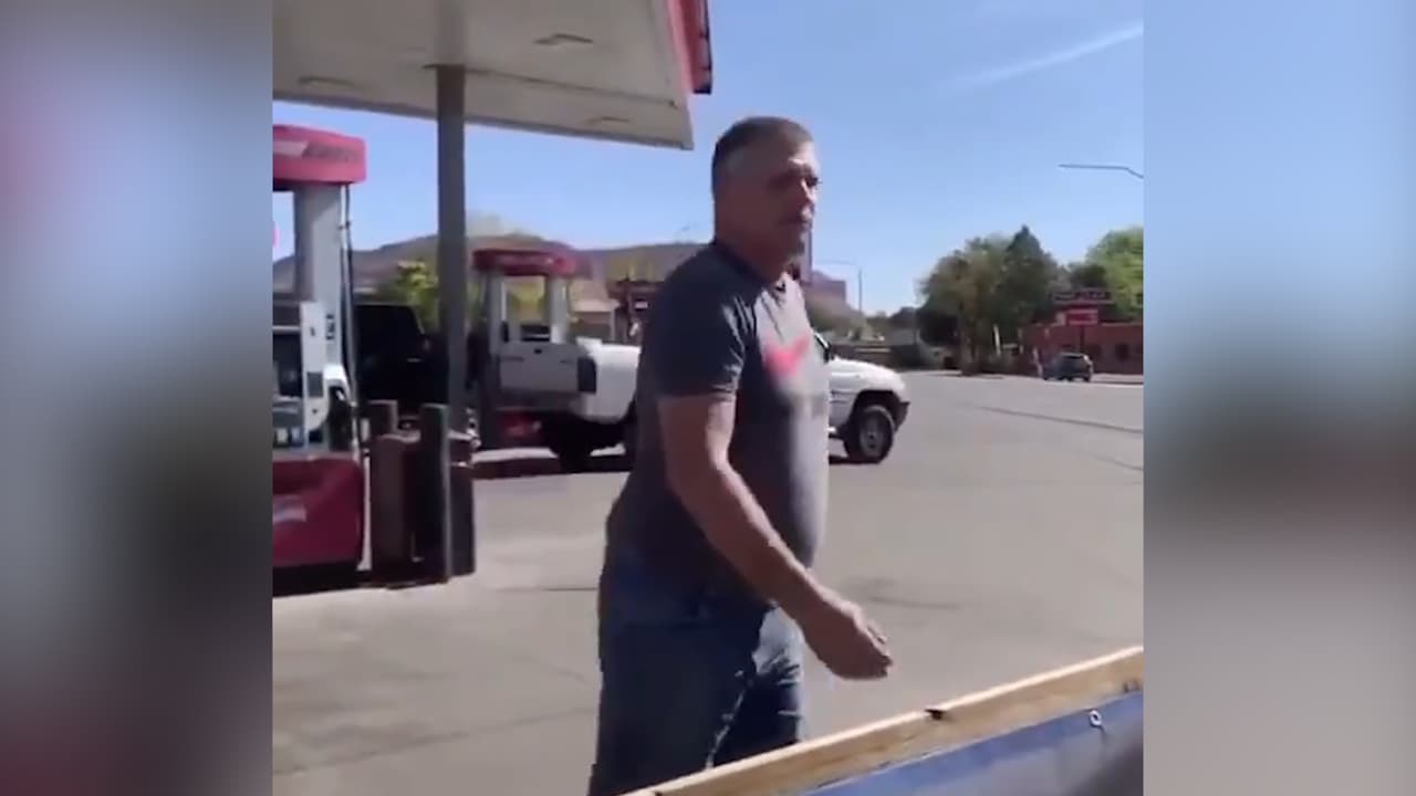 Video muestra cuando partidario de Trump agrede a gritos y tosidos a grupo que lo opone