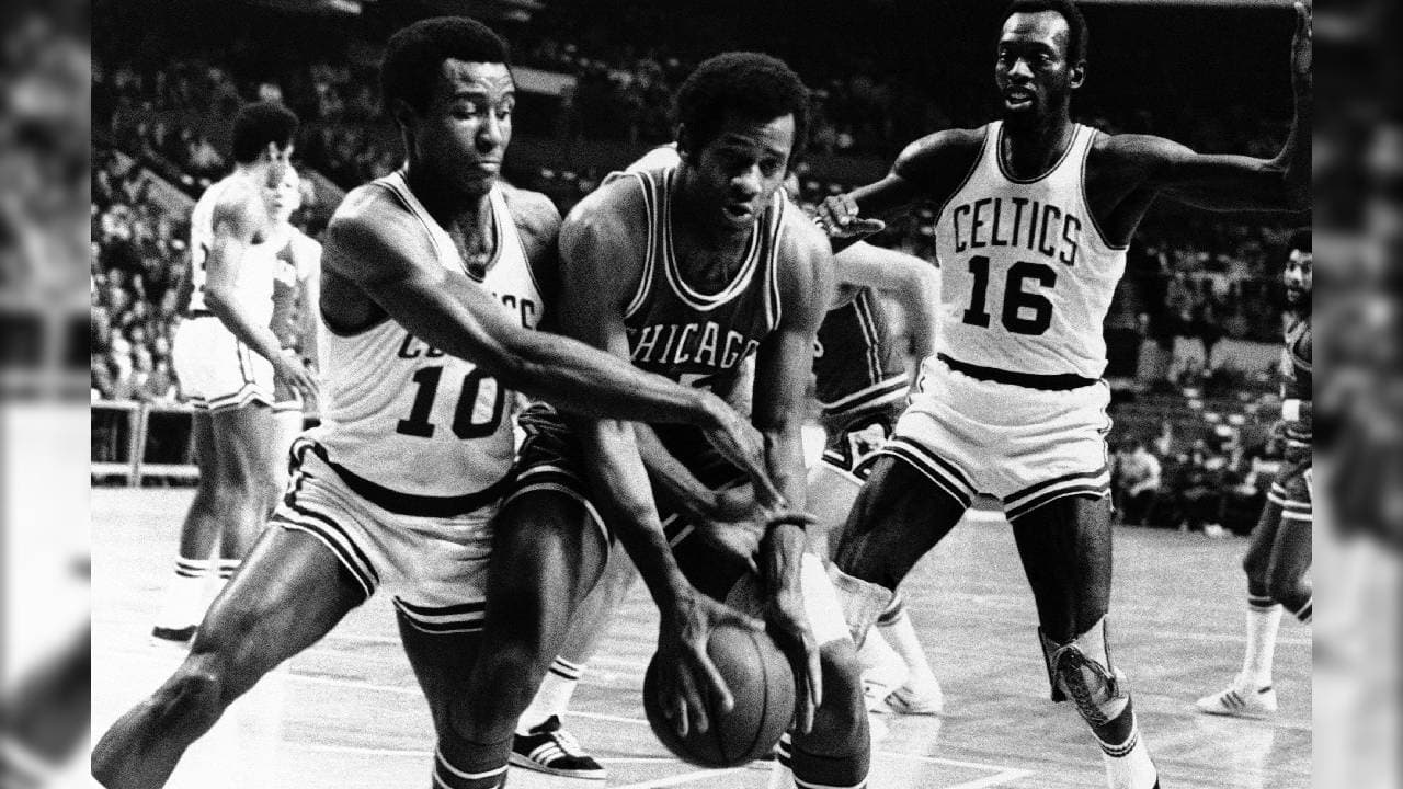 6. Chet Walker | Jugando para los Bulls fue convocado en cuatro ocasiones para el All Star Game. Estuvo en el espectacular equipo de los setentas, aunque no ganó ningún campeonato.