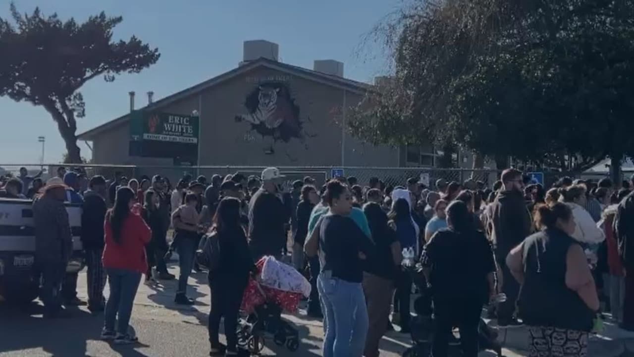 Pese al llamado de las autoridades de no acercarse a la zona, decenas de padres de familia acudieron a la primaria Eric White a recoger a sus hijos.